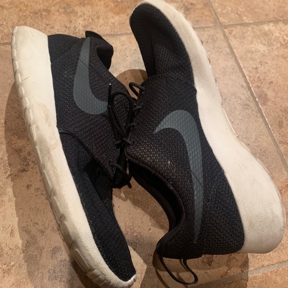 Black Nike Roshe - Picture 2 of 4